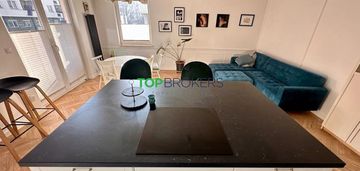 Salon z aneksem i sypialnia przy metrze