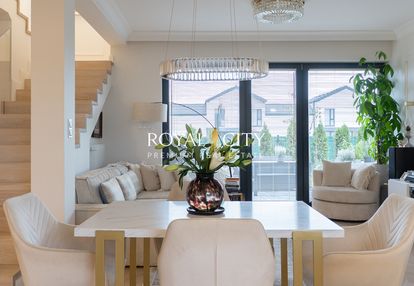 Dom w jakości premium zgorzała z ogrodem.