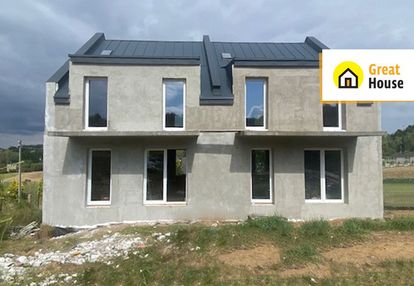 Bliżniak wśród zieleni w spokojnej okolicy