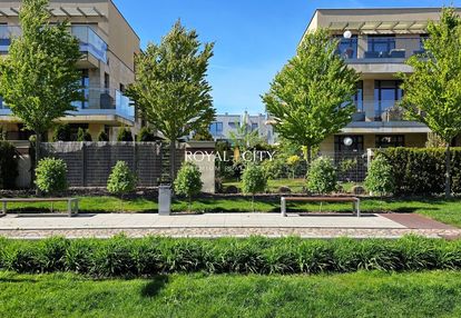 Słoneczny apartament w otoczeniu zieleni.