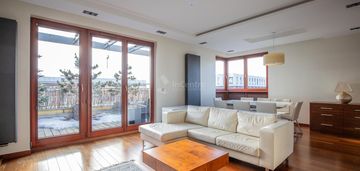 Przestronny apartament z tarasem. czerwone maki.