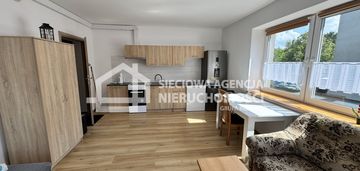Pokój z aneksem i wspólną łazienką w redzie