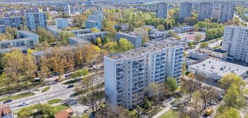 3 lub 4 pokoje w pobliżu stacji metra