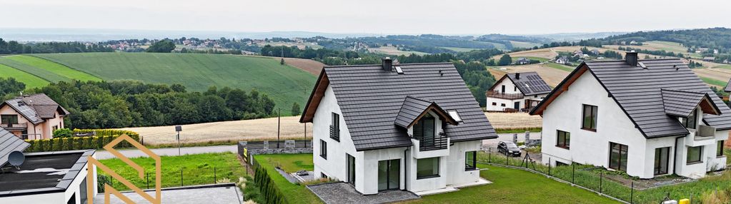 Dom w malowniczej okolicy z widokiem na góry
