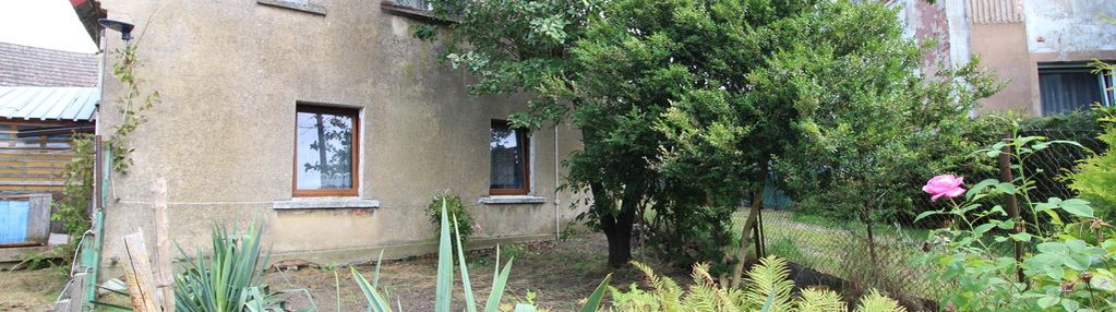 Dom z budynkami gospodarczymi