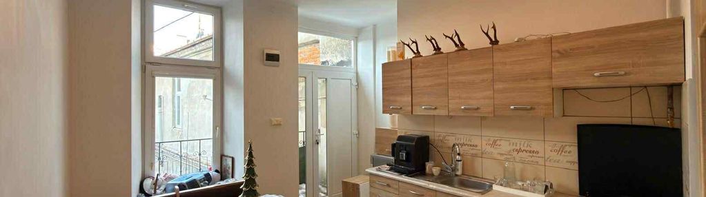 72 m² obok rynku | 2 pokoje + strych | balkon | parking | bez remontu