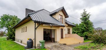 Jasny i funkcjonalny dom 10-arowej działce rączna
