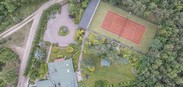 Dom w lesie przy jeziorze gowidlińskim.