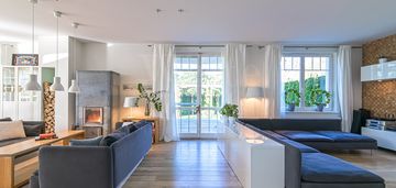 Rodzinny dom wolnostojący z ogrodem sosnowym