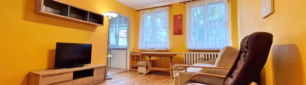 Wygodna kawalerka na parterze .