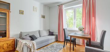 Dwa przestronne pokoje na muranowie w kamienicy