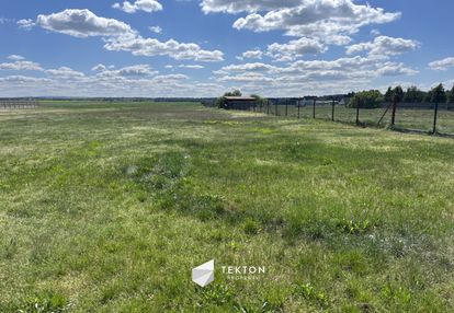 Dwurodzinny dom z budynkiem gospodarczym, nakło