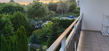 2 pokoje z miejscem postojowym i balkonem