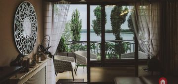 Dwupoziomowy apartament z panoramą na jezioro