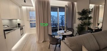 Salon z aneksem i sypialnia, garaż