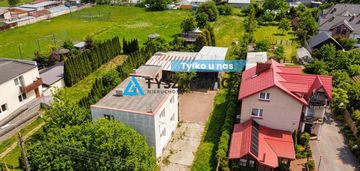 Dom mieszkalny z budynkami pod usługi.