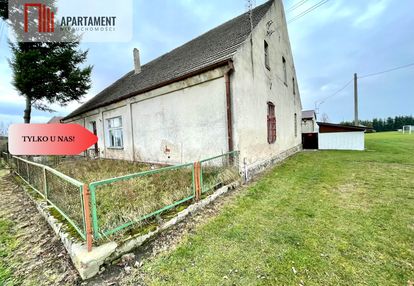 Dom z czerwonej cegły na wsi