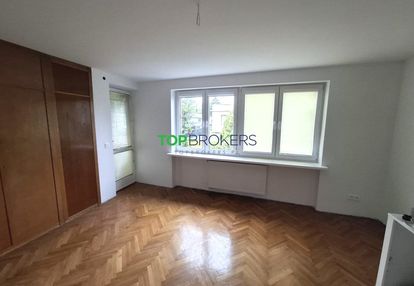 Komfortowy dom dla firmy świeżo po remoncie, ogród