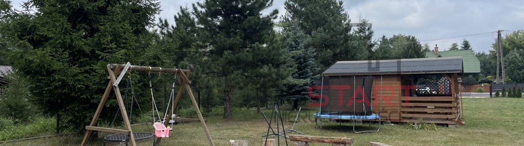 Działka budowlana z domkiem i mediami, ogrodzona.