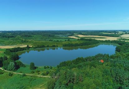 Działka z linią brzegową jeziora świętajno. mokiny