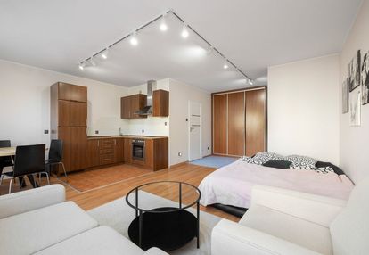 Przestronna kawalerka z balkonem!