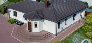 Lucień, parterowy dom do życia i pracy.