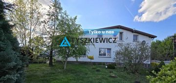 Dom wolnostojący z podziałem na dwa mieszkania.