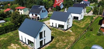 Nowe domy w sąsiedztwie terenów zielonych / ujazd