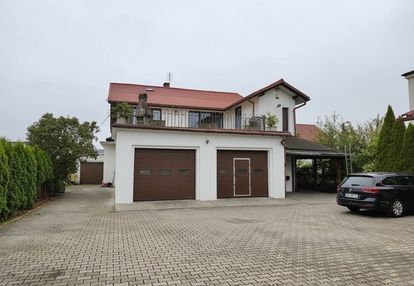 Kobiór, dom z zespołem garażowym pod działaność