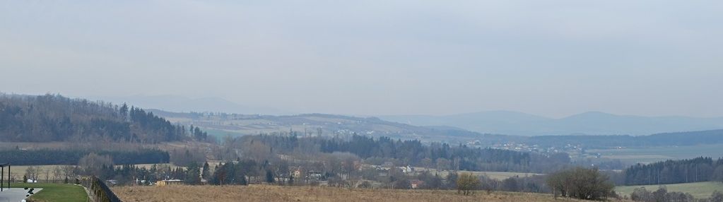 Nowoczesne domy z rozległymi widokami.