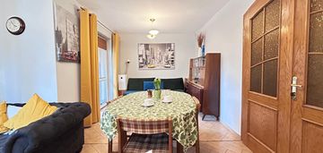 Środkowy segegment z ogródkiem i garażem