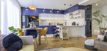 Gustownie urządzony apartament do zamieszkania.