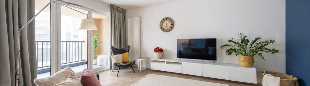 Apartamentowiec, umeblowane, okna na skwer, 2 pok.
