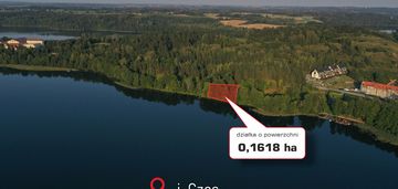 Działka budowlana z linią brzegową.