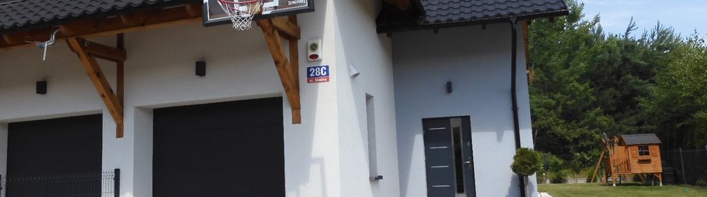 Pięknie położony przy lesie.