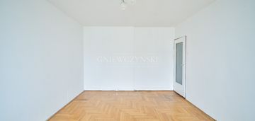 Jasne, dwustronne mieszkanie do remontu