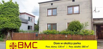 Dom piętrowy  przy parku miejskim w lublińcu