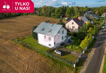 Dom wolnostojący sypialnia z widokiem na las