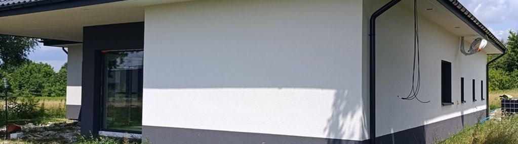 Nowy dom parterowy z antresolą.