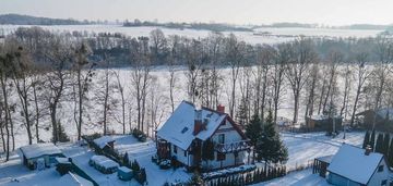 Dom z linią brzegową jez. pozorty.