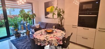 Szeregówka z ogródkiem i lasem tuż za rogiem