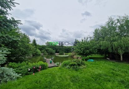 Dwa drewniane domy na jednej posesji