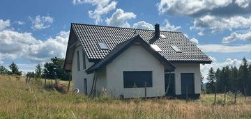 Dom w trakcie budowy w malowniczej okolicy.