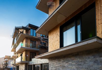 Panoramiczny widok na góry i skocznie