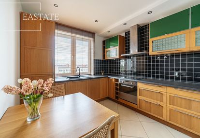 Dwupoziomowe mieszkanie z garażem i 2 balkonami