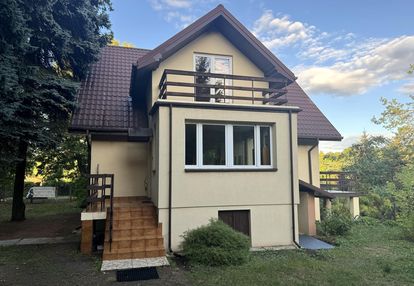 Przestronny dom z bliskością lasu i szybkim dostępem do centrum miasta