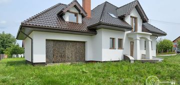 Przestronny dom z dwustanowiskowym garażem