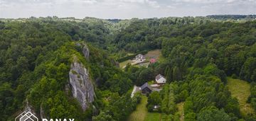 Dom z wyjątkowym widokiem na skały oraz las