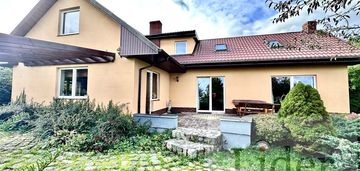 Dom z linią brzegową jieziora łebsko