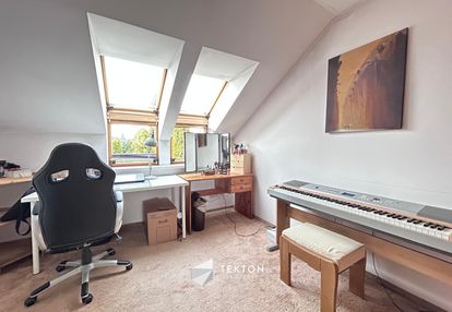 Środkowy segegment z ogródkiem i garażem